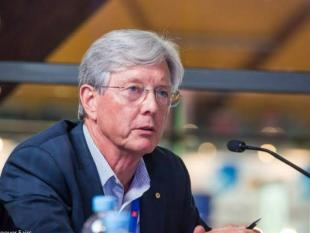 photograph of Prof David Skellern talking into a microphone